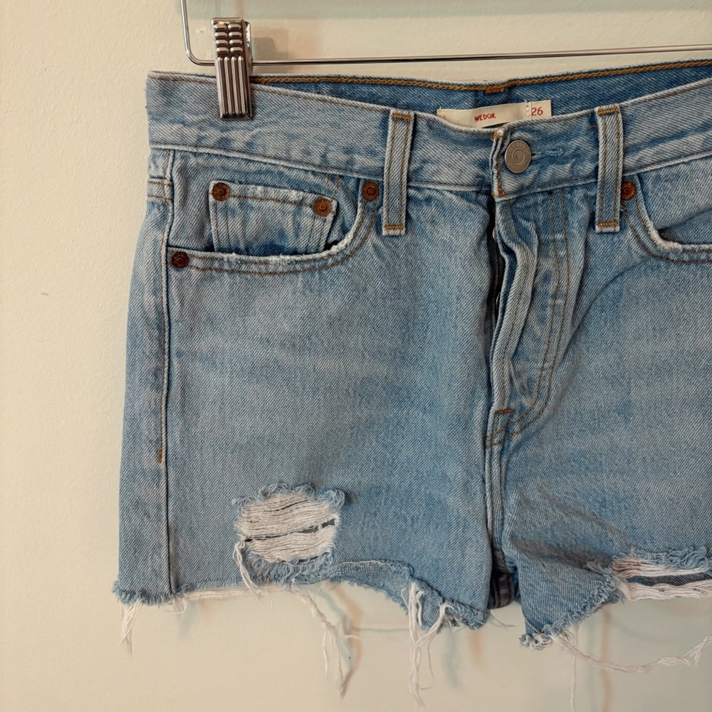 Levi's High Rise Wedgie Fit Distressed Shorts - Size 26 - Picture 2 of 12